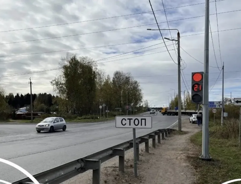 Новый светофор на перекрёстке объездной дороги и поворота к микрорайону Радужный в Кирове